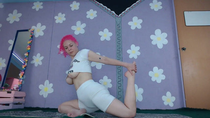 YourHighJess: Senaman yoga MILF comel berkelip tetek besar puting tergelincir