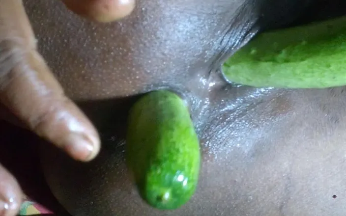 Sadia vabi: Pussy and Ass Fucking with Cucumbers
