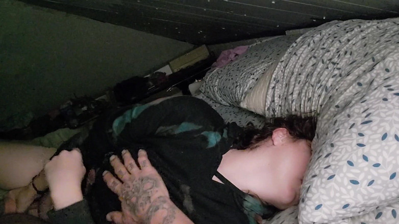 2nakedneighbors: Condividere il letto con la sorellastra che adora scoparmi.