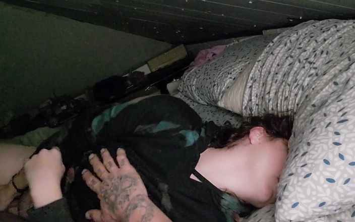 2nakedneighbors: Sdílení postele s nevlastní sestrou, která mě miluje šukat.