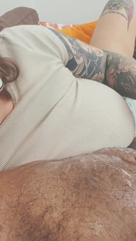 分裂舌哥特 pawg pennie layne 喜欢一边舔他的一边撸管一边给他撸管！Pennie layne乳头舔舐打手枪