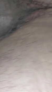 Pancut ke dalam mainan seks pepek ketat
