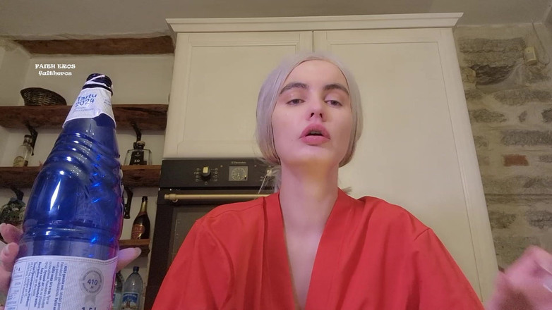 Faith Eros: Madrasta chupando uma garrafa - fetiche por pescoço, fetiche pela garganta