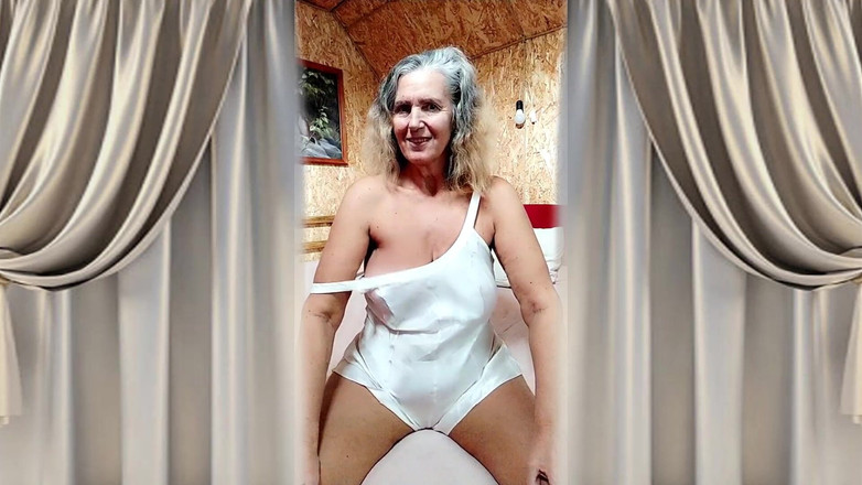 Lukerya: Ateşli ev hanımı Lukerya neşeli bir şekilde çevrimiçi sohbet ediyor