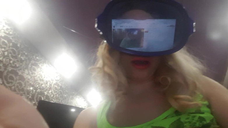 LarisaCum: Я мастурбую мокрую киску в маске и с маской с маской