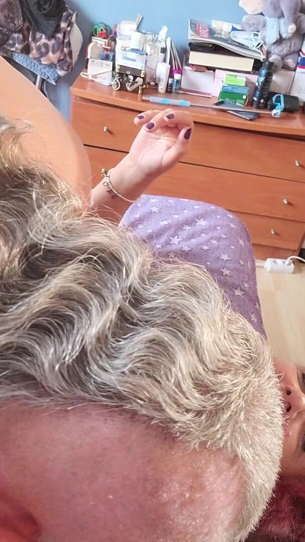 Lujuriosos: Il mio mohican mi eccita penetrandomi e sputando sulle mie...