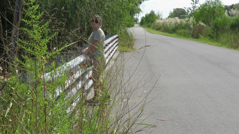 Milfcamsex: Патриція на мосту через дорогу