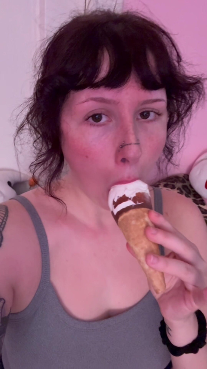 Sage Sinclaire: Huge Back to Back Burps, Eating Ice Cream