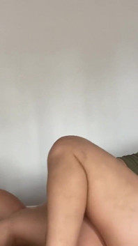 Pertemuan lesbian romantik berakhir dengan seks ghairah