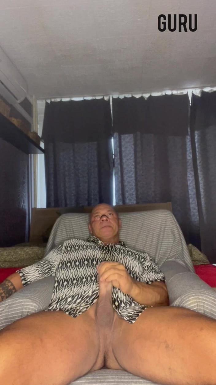 Mr. Guru: Pane Veme. Sexy kulturista masturbuje doma