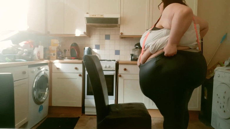 SSBBWLadyBrads: SSBBW bbw kuchyňská hra v sexy těsném oblečení, část 2