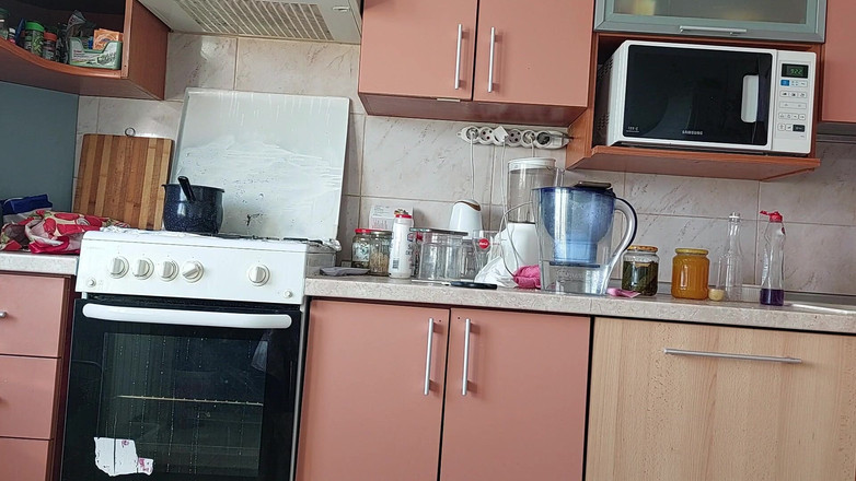Amateur_MS: Amatör evli kadın kıllı amcık kıyafetlerini deniyor.