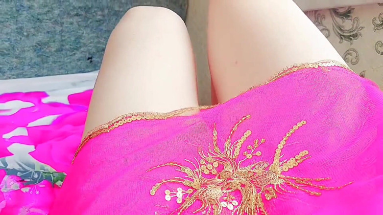 Kitty_Cross: Verführerischer transvestã¤nder spielt unschuldig, sieht aber so schmutzig aus
