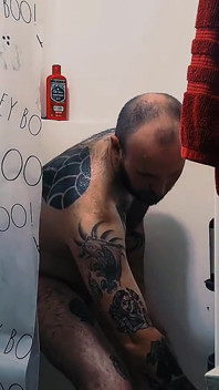 Sexy ducha caliente tatuado