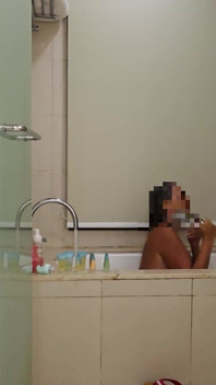 Evli kadın otelde duş alıyor, orta yaşlı seksi kadın, tam sahne, bölüm 32901