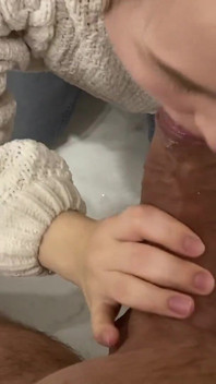 18歳の痴女はトイレの場所を教え、私のペニスを吸い、私の精液を飲み込みました