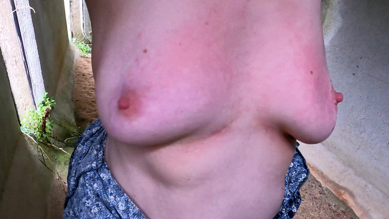 Bouncy Tits Action: Memukul putingnya di Tapak Pembinaan