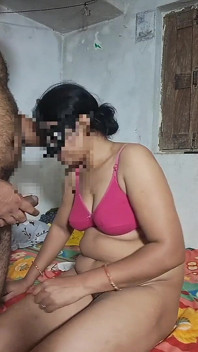 Возбужденную Richa трахнули и получила сперму на сиськи от владельца дома