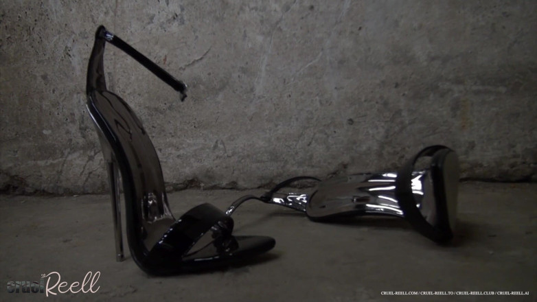 Cirque de Reell: Femdom Feet