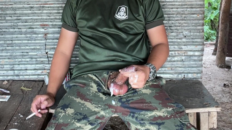 Hiroshi_cr: O thailandeză solidară excitată se masturbează și ejaculează
