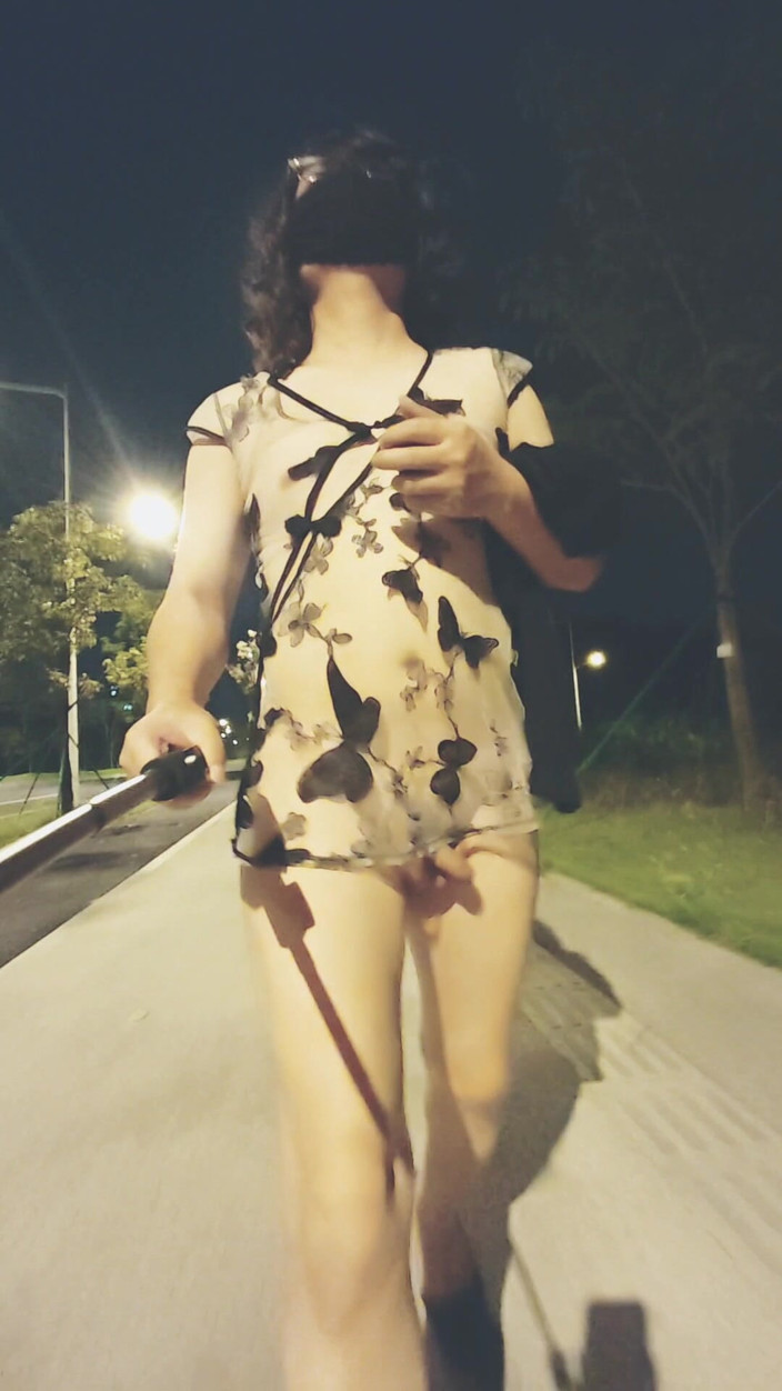 cd_vv: 夜になると、彼女は大きなお尻を見せびらかして、人気のない道でおしっこをします