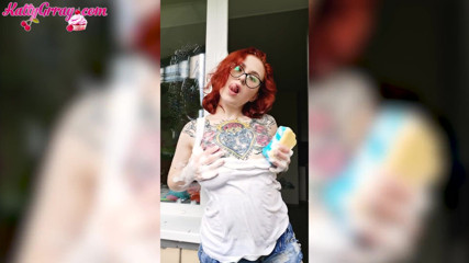 Katty Grray: Hot girl clean up the balcony and demonstrate sexy body