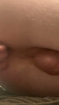 Un garçon gay baise une grosse avec un gode