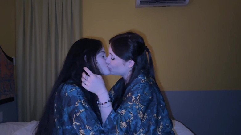 LuchCrush: Kompilasi seks liar pasangan lesbian yang lagi asik ciuman orgasme