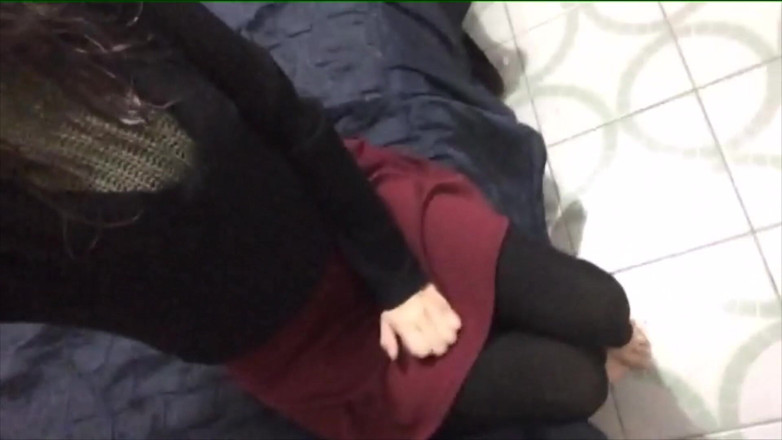 Adorable Teen: Gadis remaja latina 19 tahun dengan rok mini lagi asik masturbasi...