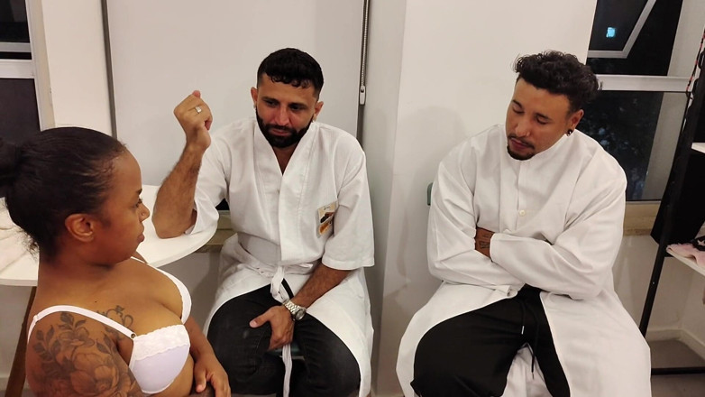 Tiffany Montavani: Dos hermanastros exhibicionistas follaron la polla del enano