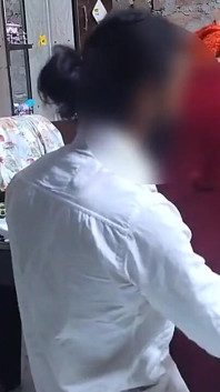 Bhabhi India disetubuhi oleh tetangga iparnya dengan mengangkat kakinya ketika tidak ada orang di rumah