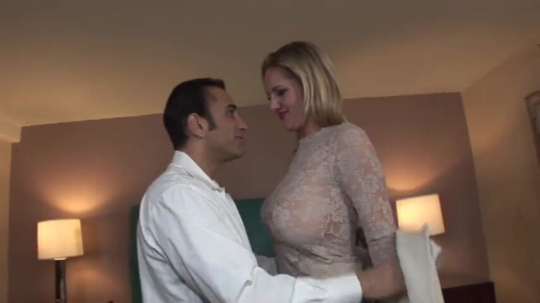 MILF stars: Une MILF à forte poitrine en résille se fait éjaculer dans la...