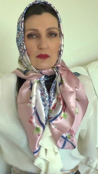 Une éjaculation en satin amante jouit sur un foulard en satin brillant, Lady Victoria Valente