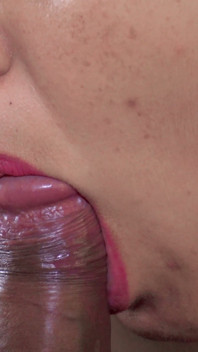 Close-up: klaarkomen in de mond van stiefzus terwijl ze me de beste natte pijpbeurt met de beste creampie geeft.