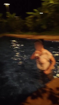 Moglie calda rischia di scopare di notte nella piscina pubblica