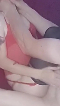 Sissy pecinta anal dengan sepatu hak tinggi merah