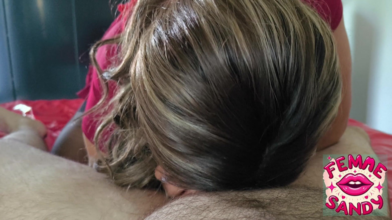 Femme Sandy: 음란한 T-girl: 조잡한 딥쓰롯과 열정적인 핸잡