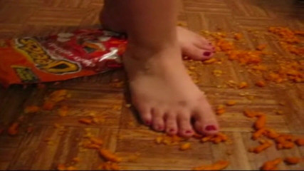 Sexy Amateurz: Distrugge il cibo con i piedi