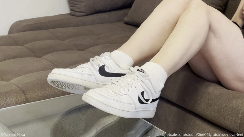 Mistress Nova Feet: 여주인 Nova - 화이트 스니커즈 애타게