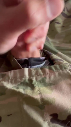 Gay Soldier Stuff: Armádní solider uniká masivní množství precum při honění a střílení...