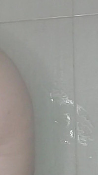 Tante seksi ini lagi asik muasin memeknya pakai dildo di kamar mandi