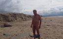 Mikey13: En la playa - quitándome los pantalones cortos