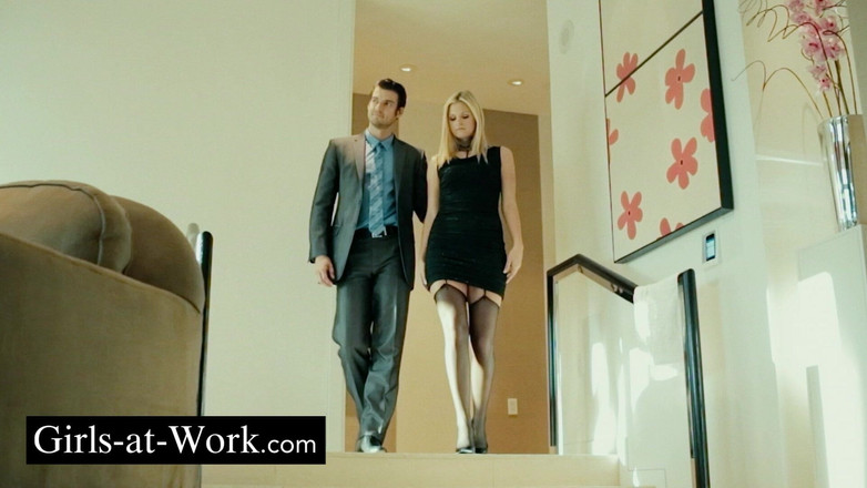 Girls At Work: Scarlet Red super tórrida para seu homem