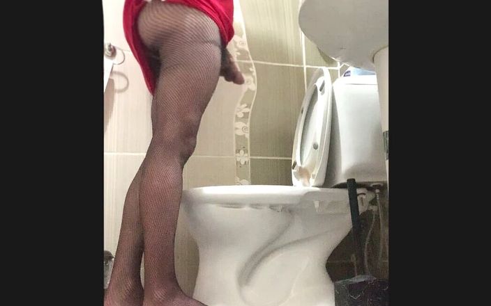 cd_aysemmm: おばさんがトイレでおしっこしてる