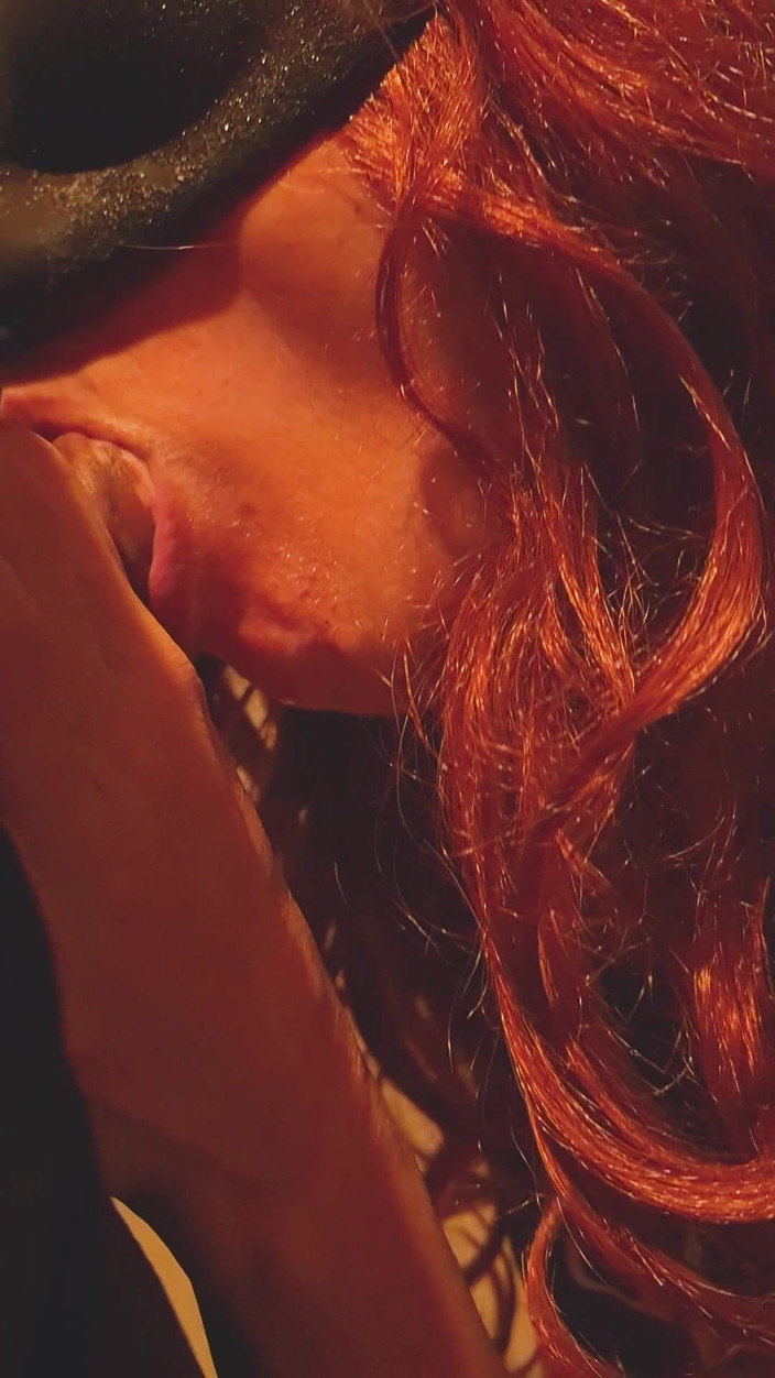 Branquinha De Leite: Maskerad hotwife ger utlovad avsugning och titjob till vän