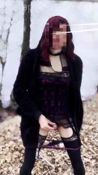 Femboy在湖边裸体散步