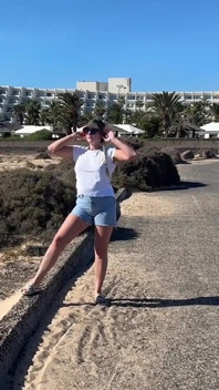 Desesperada Molhando Shorts Jeans Em Público