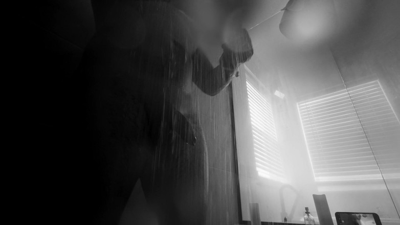 Ivan the Pleasure Dom: Un bărbat căsătorit heterosexual fute un vibrator la duș (partea 1)