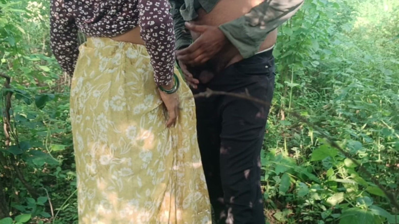 seema: Bhabhi Jangal Mi Akeli Mili Aur Boobs Nikala Bhabhi Ka