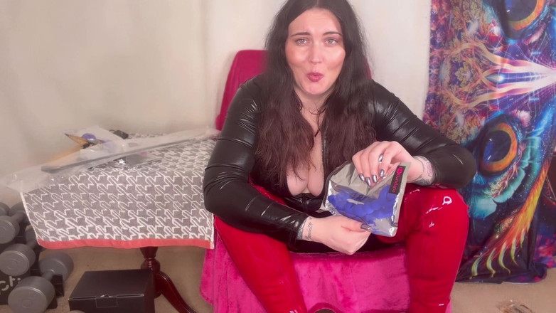 MissFFW: Miss Ffw menunjukkan mainan barunya